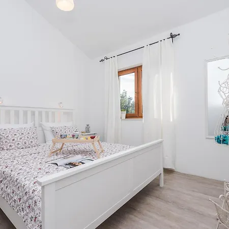 Holiday home Amazing In With House Sea View Rovanjska